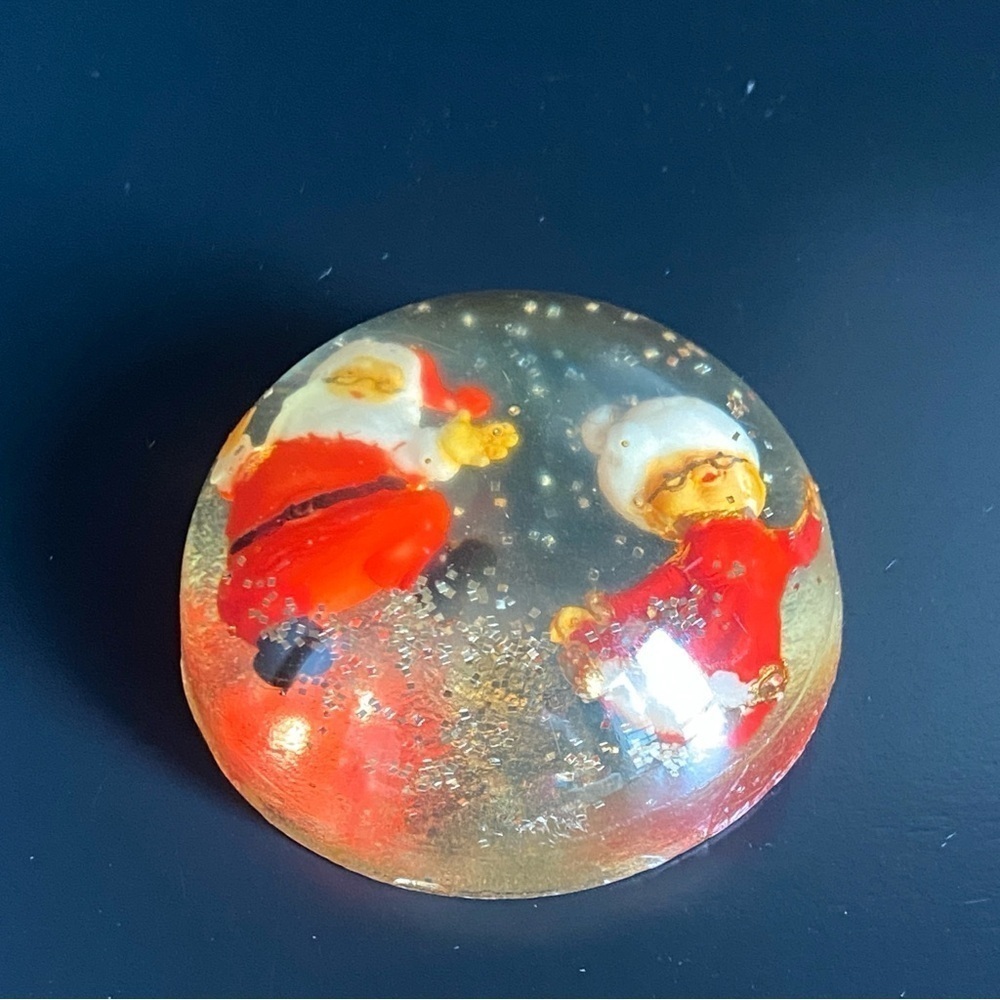Vintage Resin Santa Mrs Claus Glitter Dome Paperweight Retro Christmas Decor